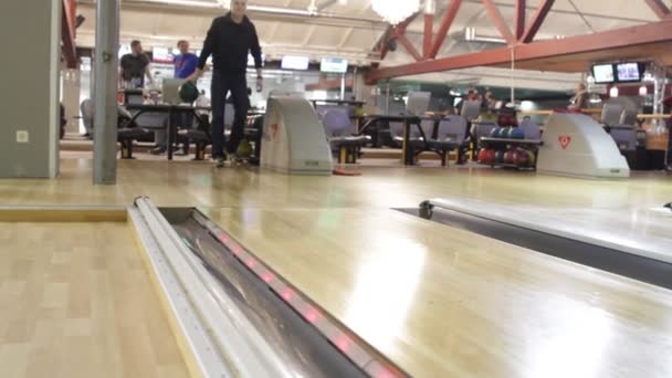 Menschen beim Bowling auf der Kleinstadt-Bowlingbahn — Stockvideo