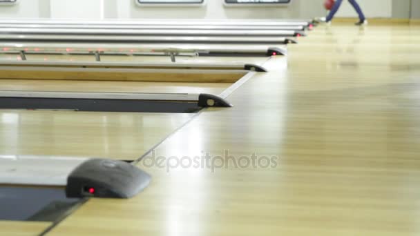 Mensen spelen een game van bowlen op de bowlingbaan kleine stad — Stockvideo
