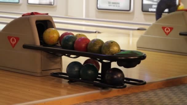 Persone che giocano a bowling nella piccola pista da bowling cittadina — Video Stock