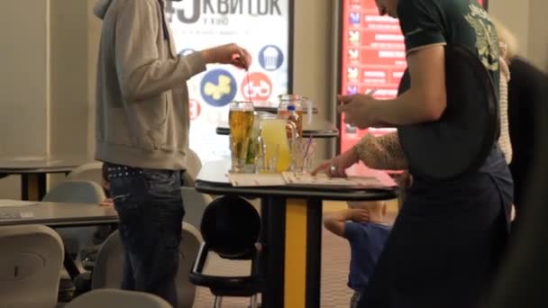 Gente jugando un juego de bolos en la bolera de la pequeña ciudad — Vídeos de Stock