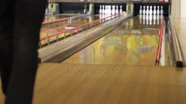 Küçük bir kasabada bowling salonunda bowling bir oyun oynayanlar