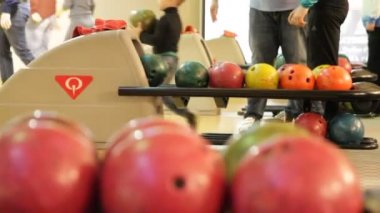 Küçük bir kasabada bowling salonunda bowling bir oyun oynayanlar
