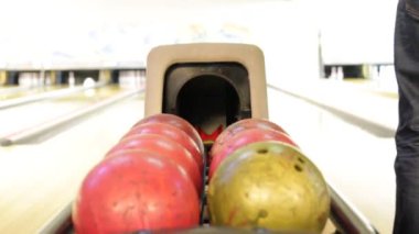 Küçük bir kasabada bowling salonunda bowling bir oyun oynayanlar