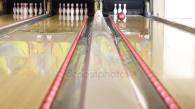 Küçük bir kasabada bowling salonunda bowling bir oyun oynayanlar