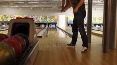 Küçük bir kasabada bowling salonunda bowling bir oyun oynayanlar