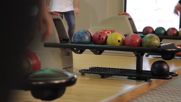 Persone che giocano a bowling nella piccola pista da bowling cittadina — Video Stock