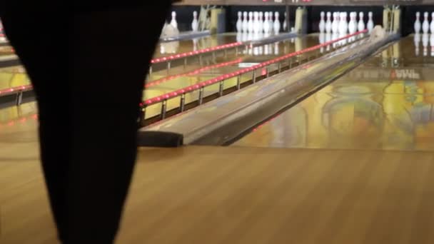 Menschen beim Bowling auf der Kleinstadt-Bowlingbahn — Stockvideo