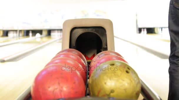 People playing a game of bowling at the small town bowling alley — Stock Video