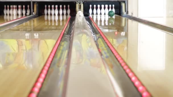 Menschen beim Bowling auf der Kleinstadt-Bowlingbahn — Stockvideo