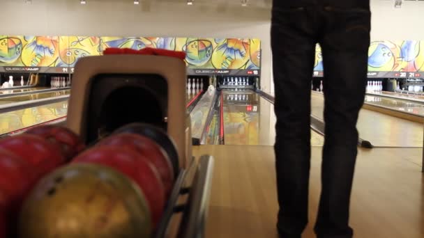 Personer som spelar en omgång bowling i småstad bowlinghallen — Stockvideo