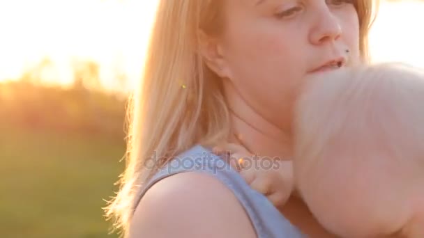 Schattige Baby Moederdag Borst Dromerige Vrouw Kijken Naar Zonsondergang — Stockvideo