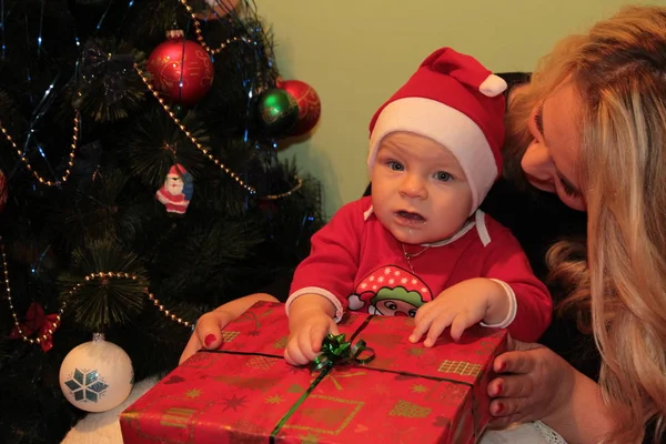 Joyeux petit bébé mignon en costume de Père Noël près de décoration arbre de Noël — Photo