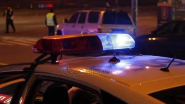 Acil durum ışıkları gece şehirde polis. Polis özel sinyal bulanık ışıklar