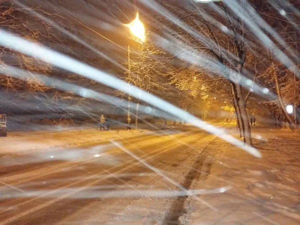 Zware sneeuwt het 's nachts in Kiev, Oekraïne — Stockfoto