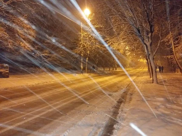 Nieva pesada en la noche en Kiev, Ucrania — Foto de Stock