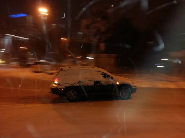 Nieva pesada en la noche en Kiev, Ucrania — Foto de Stock