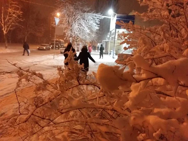 Nieva pesada en la noche en Kiev, Ucrania — Foto de Stock