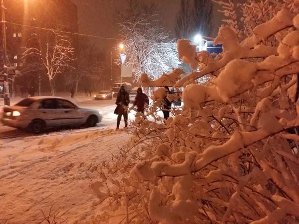 Βαριά χιονίζει στη νύχτα στο Κίεβο, Ουκρανία — Φωτογραφία Αρχείου