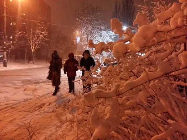 Neige abondante dans la nuit à Kiev, Ukraine — Photo