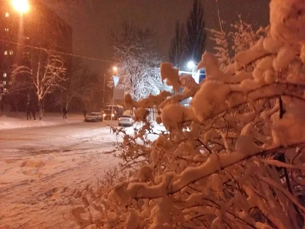 Těžký sníh v noci v Kyjev, Ukrajina — Stock fotografie