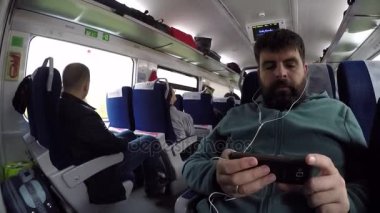 İnsanlar tren içinde yüksek bir hızda seyahat. Kiev, Ukrayna, 16 Ekim 2017. Birçok kişi ile yüksek hızlı trenin içinde sahne
