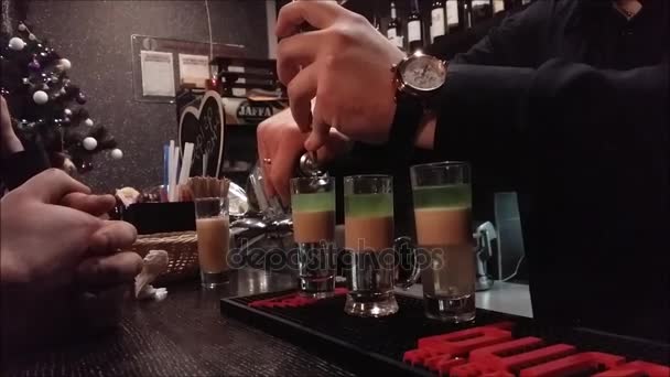 Barman Verser Esprit Dur Dans Des Verres Détail — Video