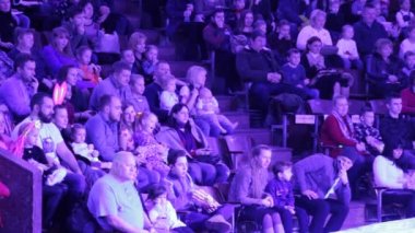 Kiev, Ukrayna, Aralık 2017. Seyirci rehine izlerken podyumda. Seyirci sirkte bir performans izle