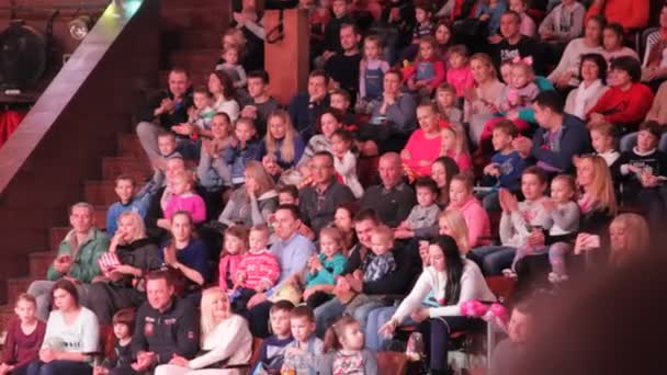 キエフ ウクライナ 2017 抵当流れを見て表彰台の観客 観客がサーカスのパフォーマンスを見る — ストック動画