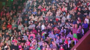 Kiev, Ukrayna, Aralık 2017. Seyirci rehine izlerken podyumda. Seyirci sirkte bir performans izle