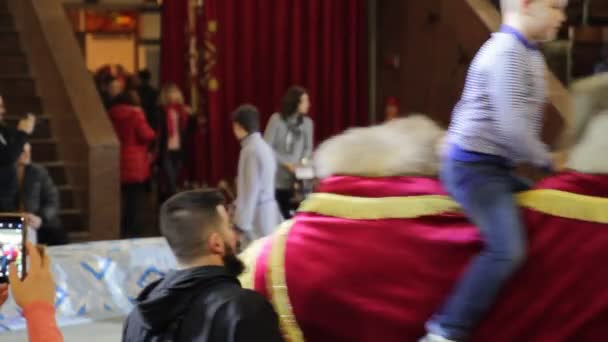 Kiev Ukrayna Aralık 2017 Sirk Çocuklarda Deveye Binmek — Stok video