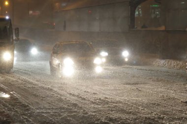 akşam sokaklarda kar yağışı. bulanıklık özellikle hareket geliştirmek