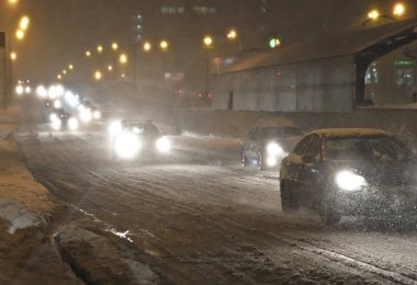 akşam sokaklarda kar yağışı. bulanıklık özellikle hareket geliştirmek
