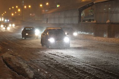 akşam sokaklarda kar yağışı. bulanıklık özellikle hareket geliştirmek