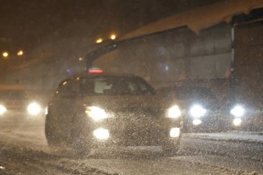 akşam sokaklarda kar yağışı. bulanıklık özellikle hareket geliştirmek