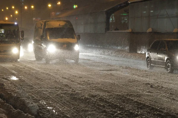 Nevicate sulle strade serali. sfocatura specificamente migliorare il movimento — Foto Stock