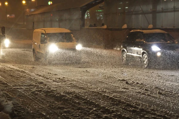 Sneeuwval op de straten van de avond. vervagen verbeteren specifiek verkeer — Stockfoto