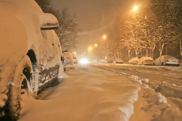 Nevicate sulle strade serali. sfocatura specificamente migliorare il movimento — Foto Stock