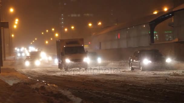 夜の路上で降雪 ぼかしは特に運動を強化します — ストック動画