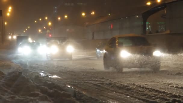 Snöfall Kvällen Gatorna Oskärpa Särskilt Förbättra Rörligheten — Stockvideo