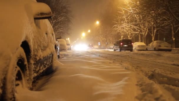 Sneeuwval Straten Van Avond Vervagen Verbeteren Specifiek Verkeer — Stockvideo