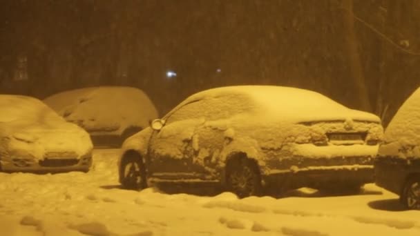 Sníh Ulicích Večer Rozostření Konkrétně Zvýšení Hnutí — Stock video