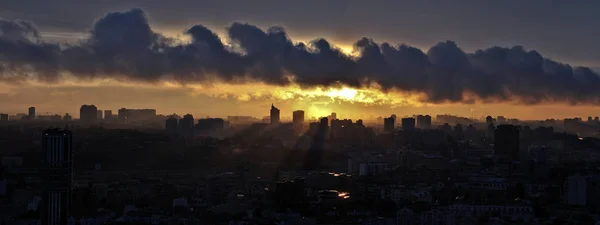 Céu e Nuvem Fundo, casa e cidade de manhã. Luz que dá uma sensação quente de nascer do sol . — Fotografia de Stock