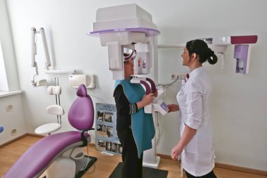 Baş shot panorama sefalometrik röntgen cihazı Kliniği ile diş tac alarak kız kadar kapatın.