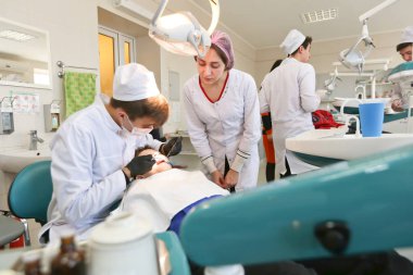 Öğrenciler öğretim tesis veya Üniversitesi diş hekimliği tıbbi mankenleri üzerinde pratik