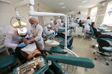 Öğrenciler öğretim tesis veya Üniversitesi diş hekimliği tıbbi mankenleri üzerinde pratik