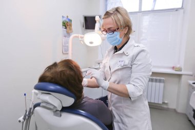 Öğrenciler öğretim tesis veya Üniversitesi diş hekimliği tıbbi mankenleri üzerinde pratik
