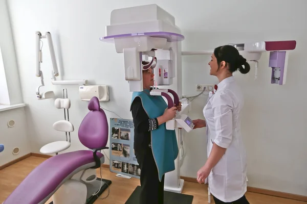 Close up cabeça de menina tomando tac dental com máquina de raio-x panorama cefalométrico na clínica . — Fotografia de Stock