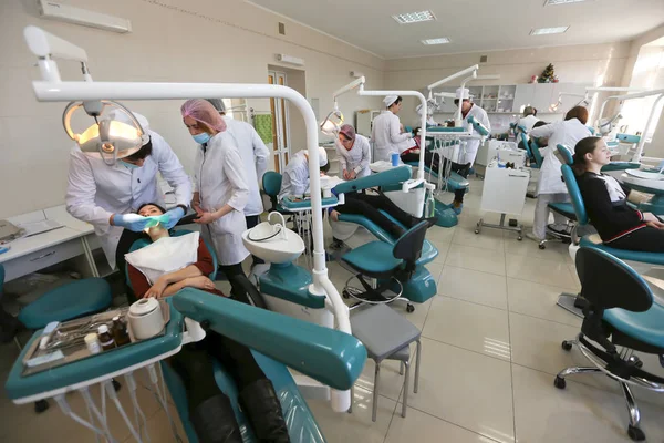 Öğrenciler öğretim tesis veya Üniversitesi diş hekimliği tıbbi mankenleri üzerinde pratik