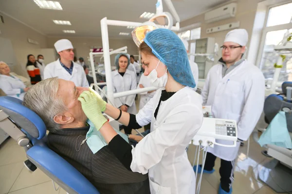 学生实践教学设施或大学牙科医疗假人上 — 图库照片