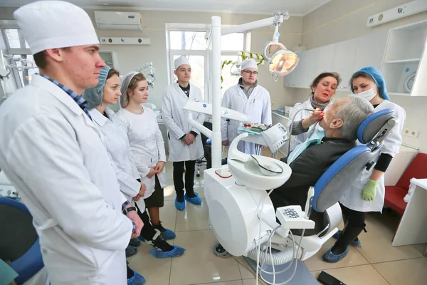 Estudantes que praticam odontologia em manequins médicos em uma instituição de ensino ou universidade — Fotografia de Stock